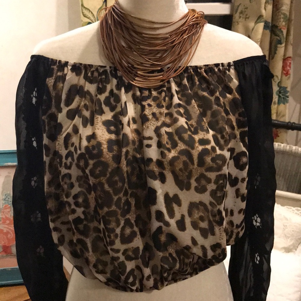 🆕🆕leopard print off the shoulder top